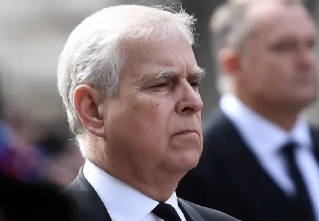 Andrea non è più principe ma lo scandalo dilaga e il fango arriva anche